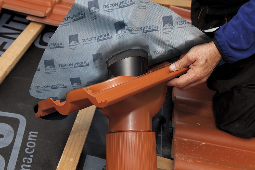 Manschette über das Rohr ziehen