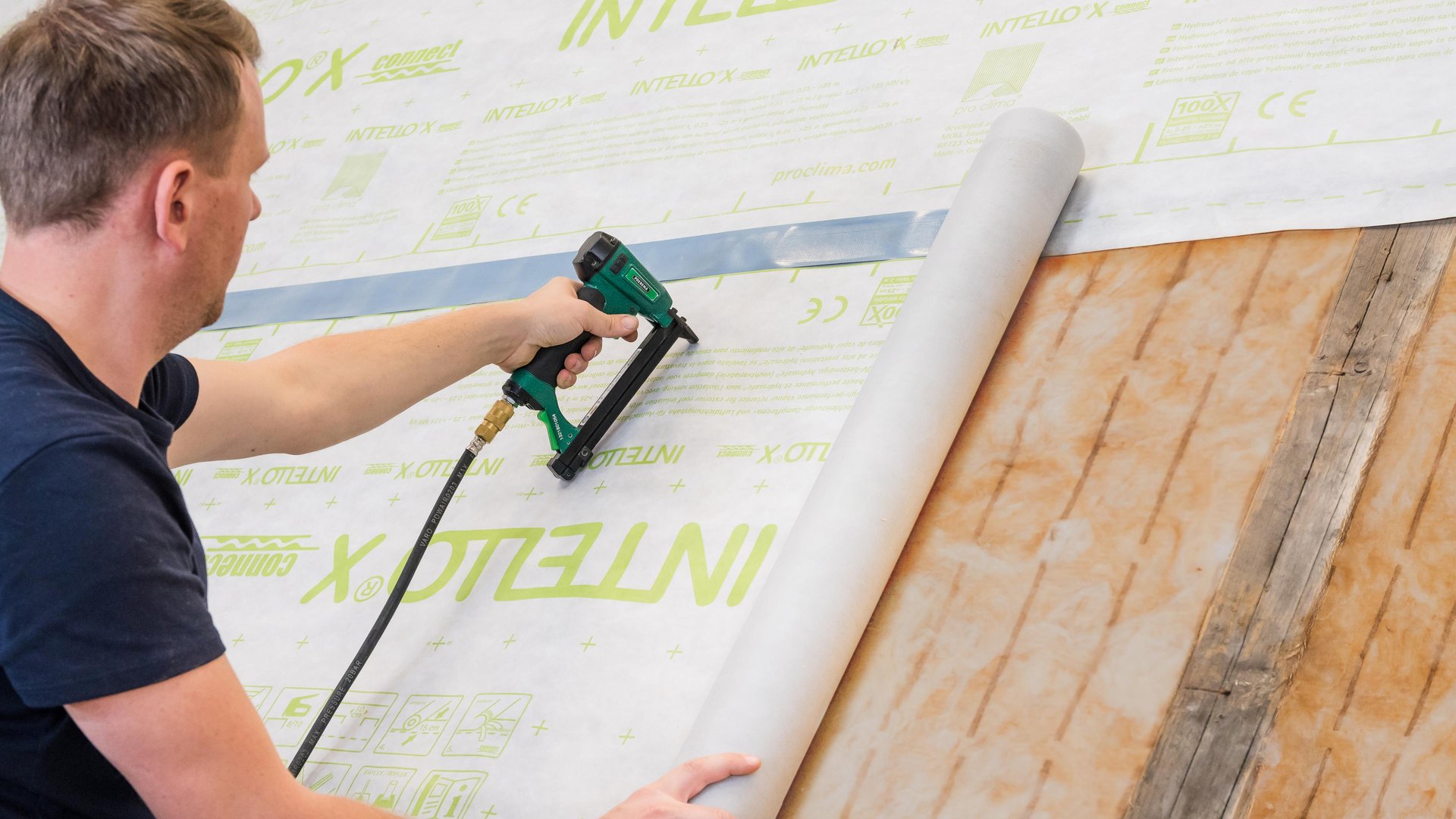 Bahn ausrollen und antackern