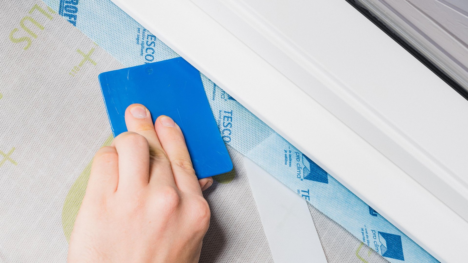 Auf der Bahn verkleben