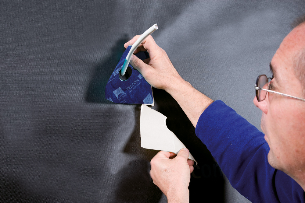 Anschluss an Kabel und Rohre