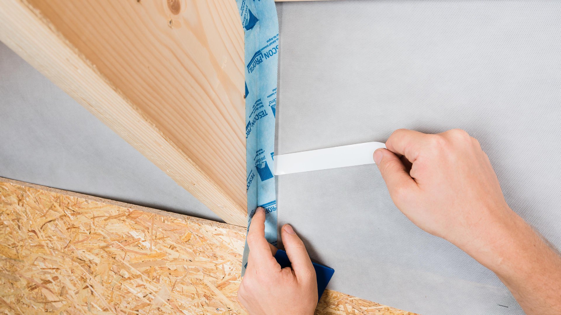 Folienanschluss im Eck fixieren