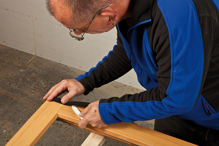 Band auf Blendrahmen aufkleben