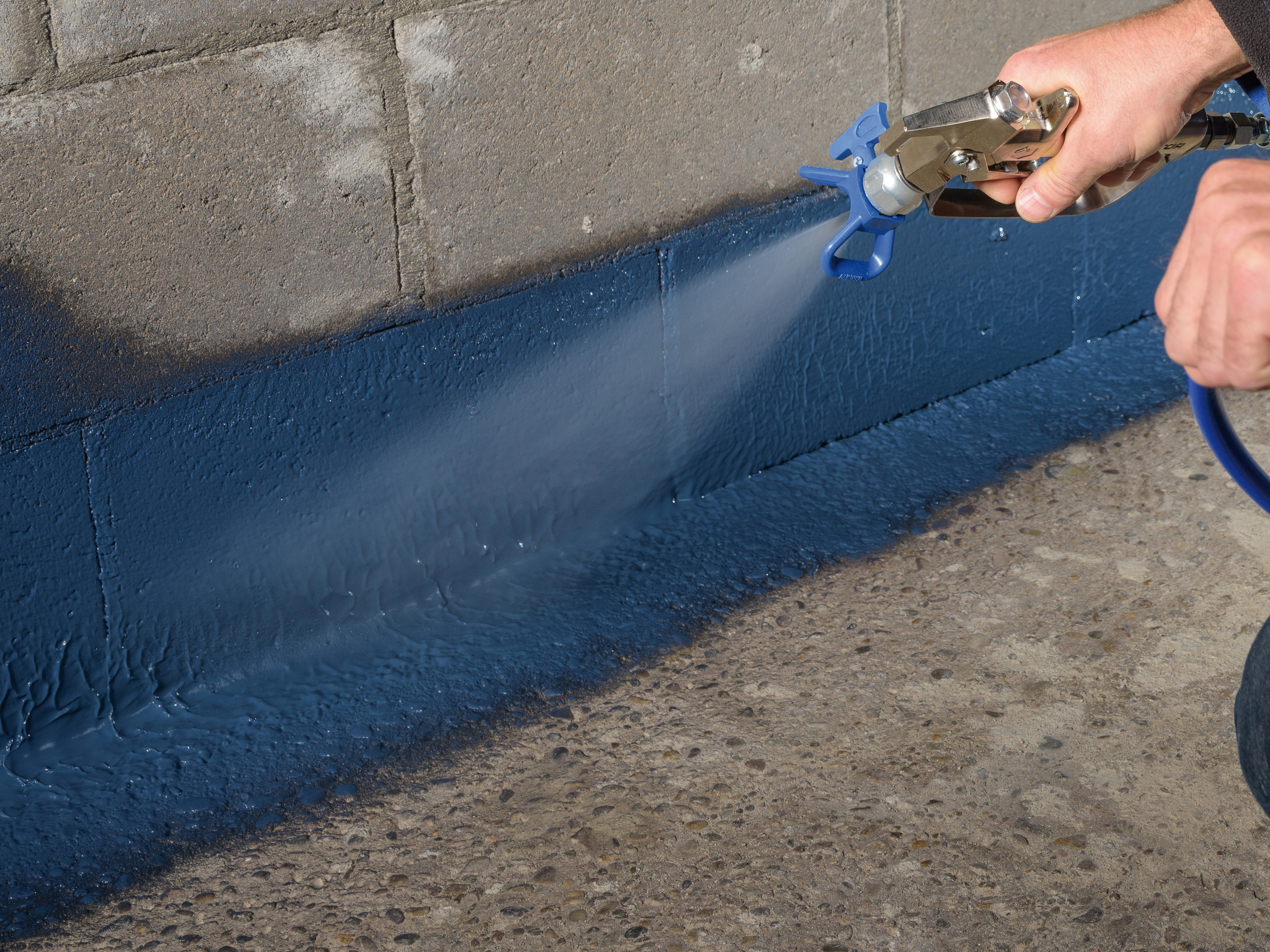 Sprühfolie auftragen (Airless Sprühverfahren)