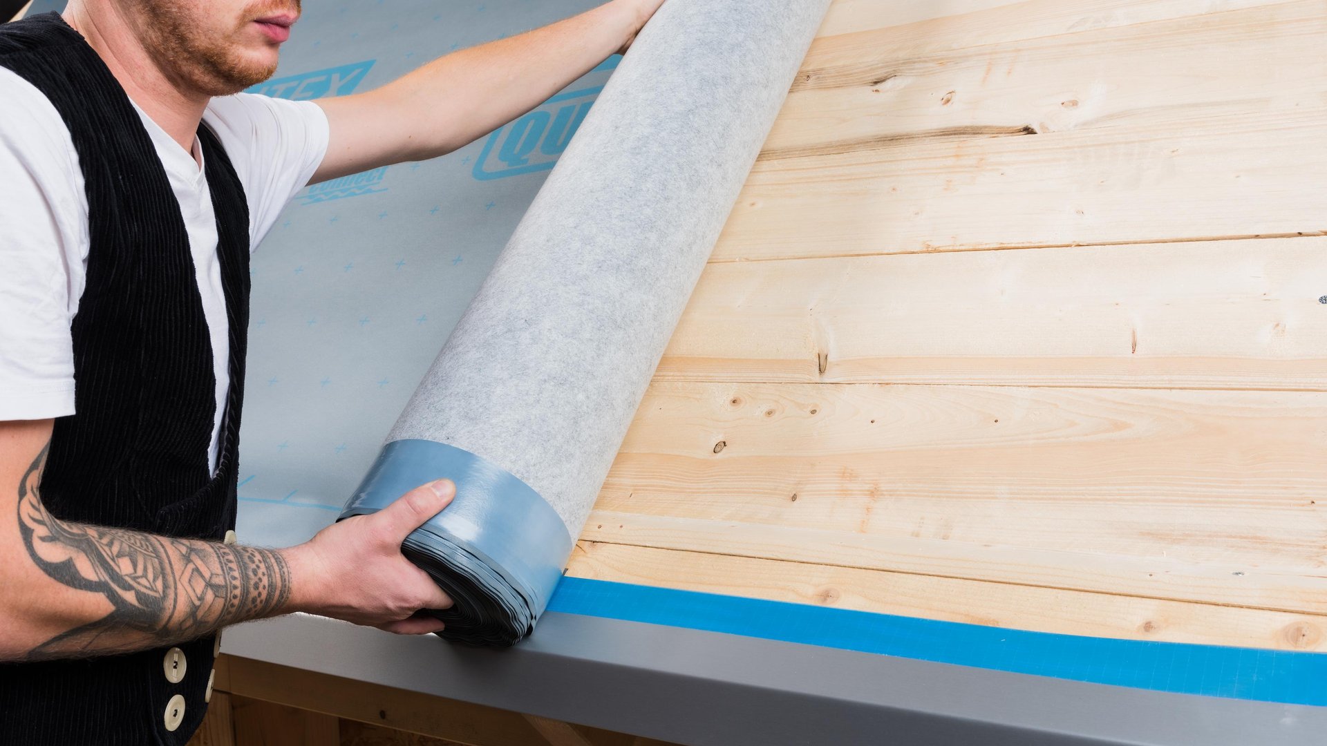 Verlegung der Bahn auf einer Holzschalung