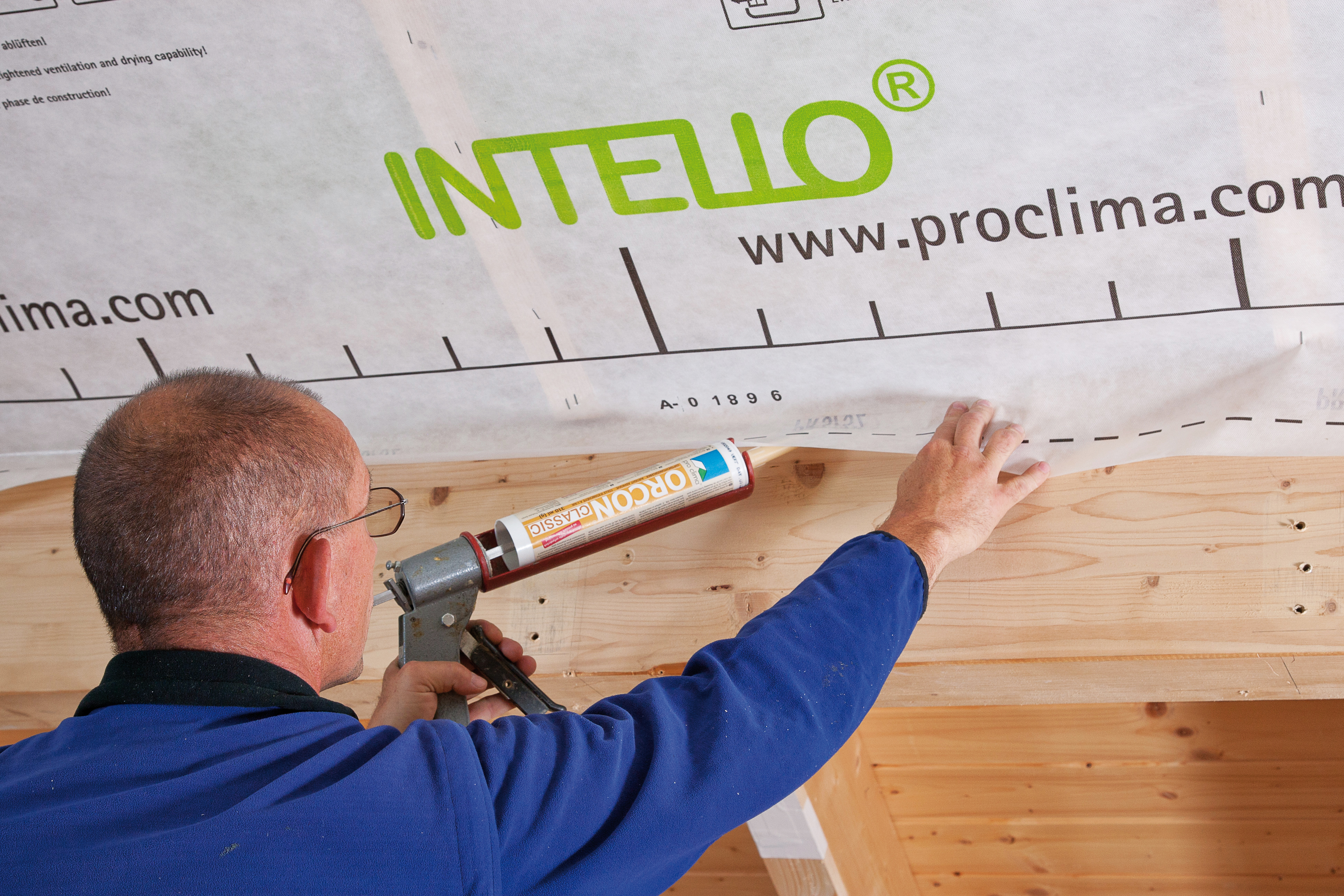 Anschluss an sägeraues Holz