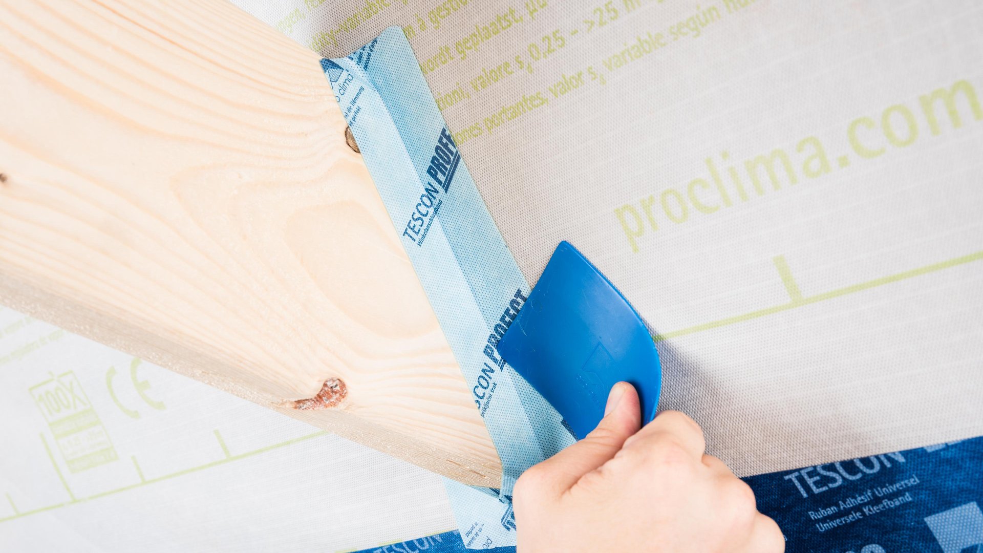 Folienanschluss im Eck fixieren