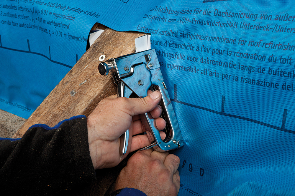 Bahn auf Leiste fixieren