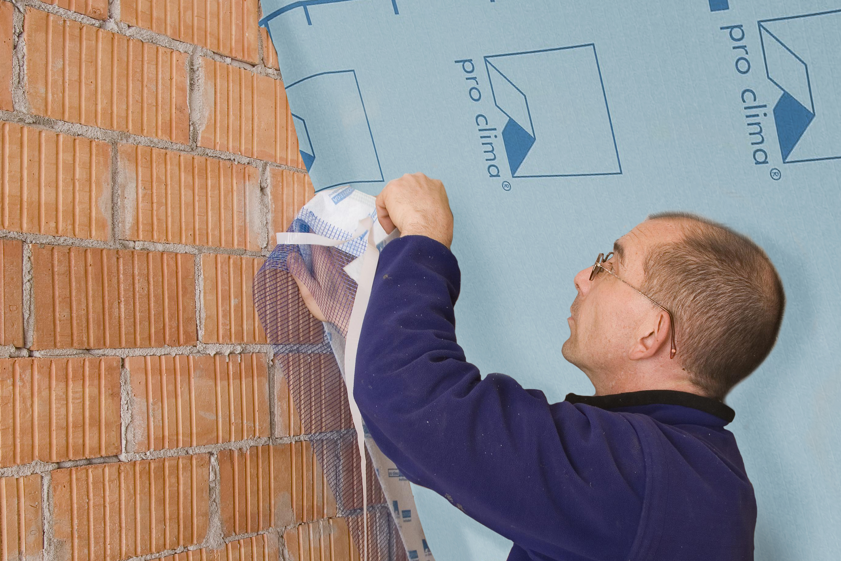 CONTEGA PV auf Bahn verkleben