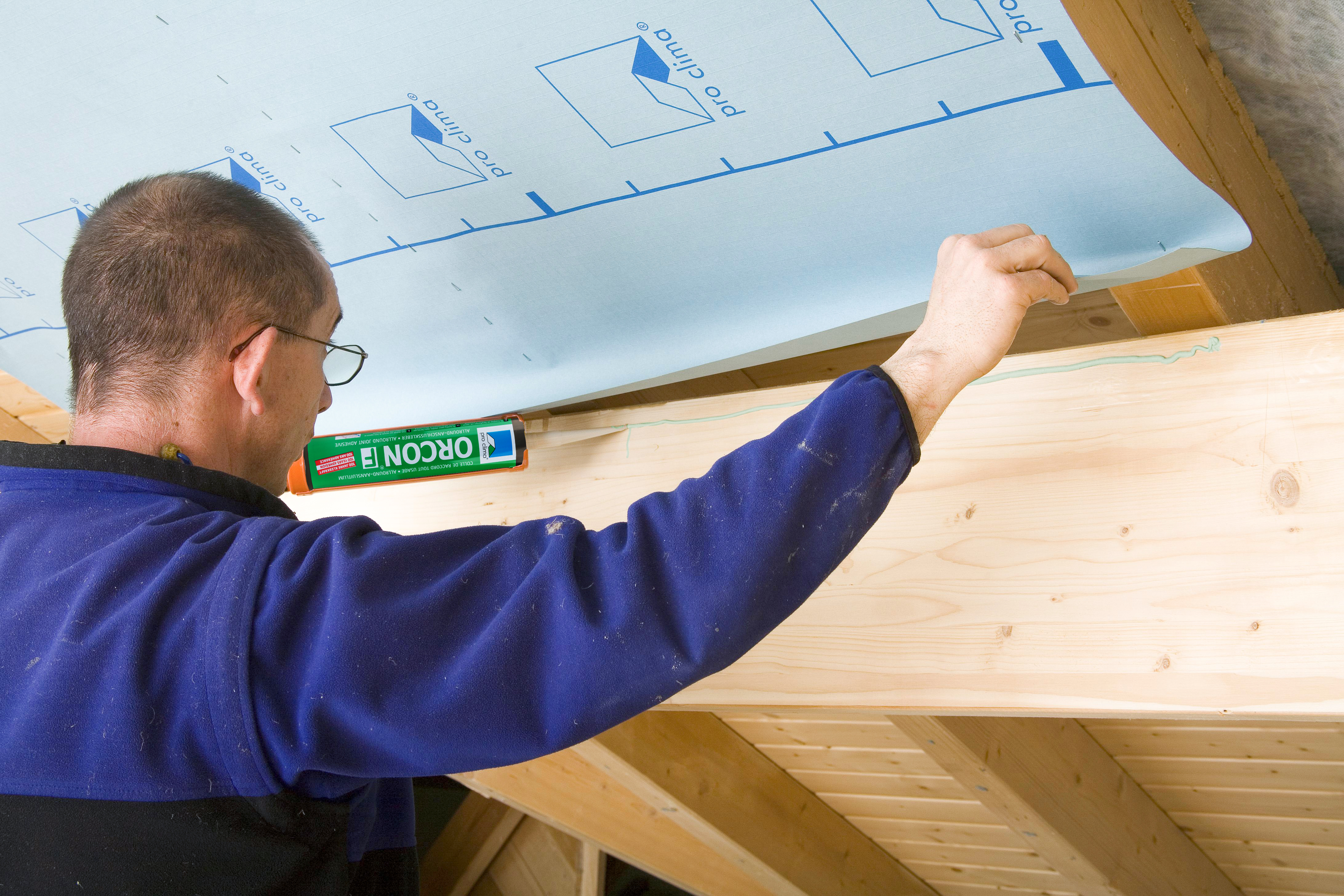 Anschluss an sägeraues Holz