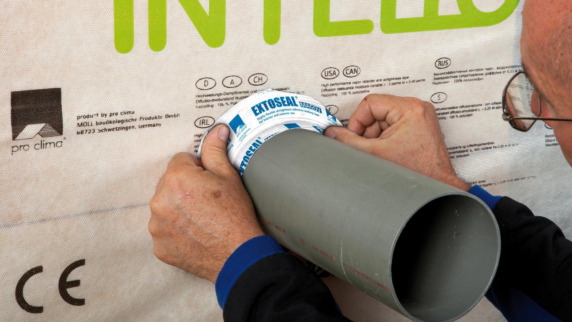 Auf Fläche verkleben