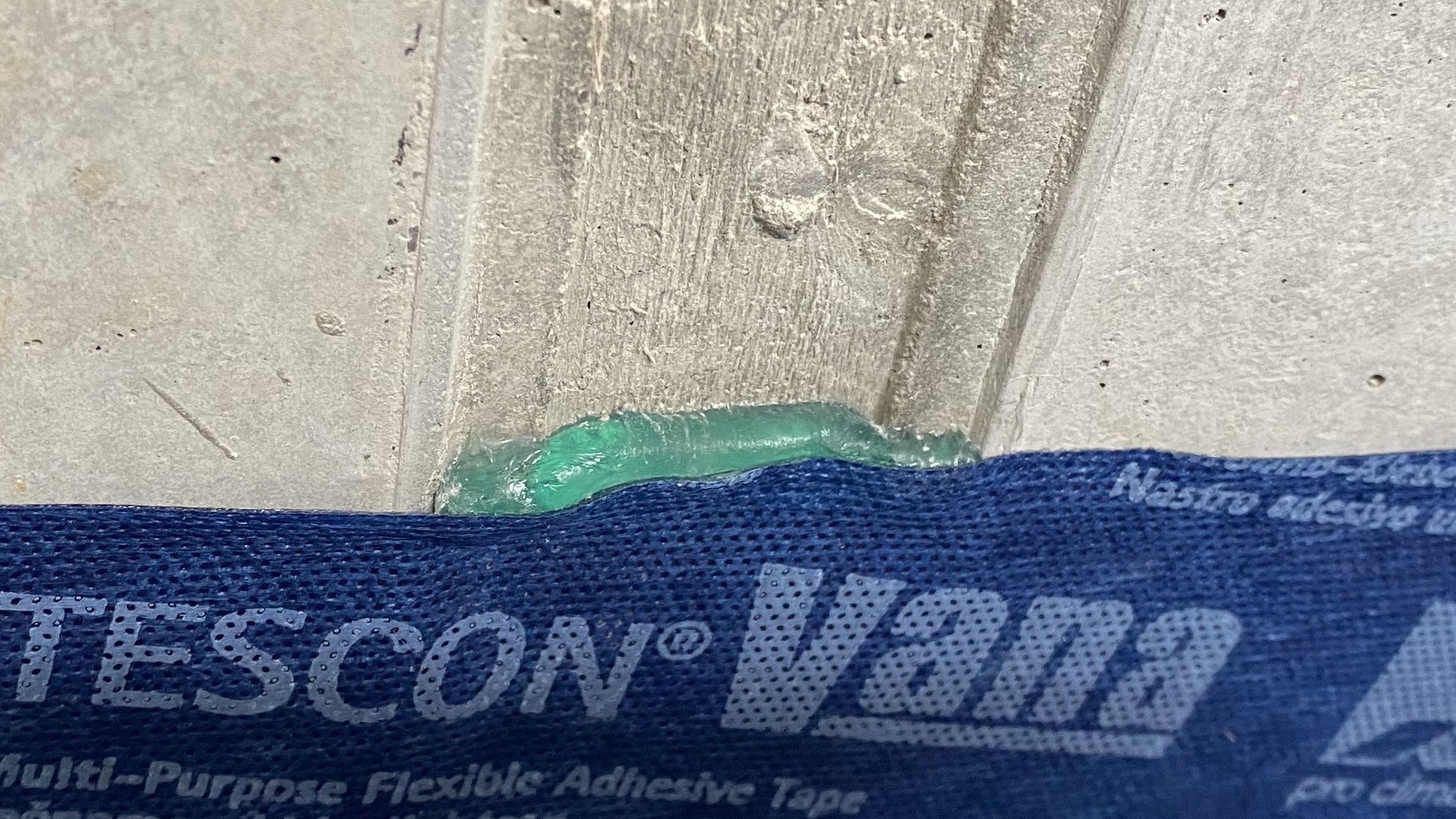 Anschluss an Betonwand