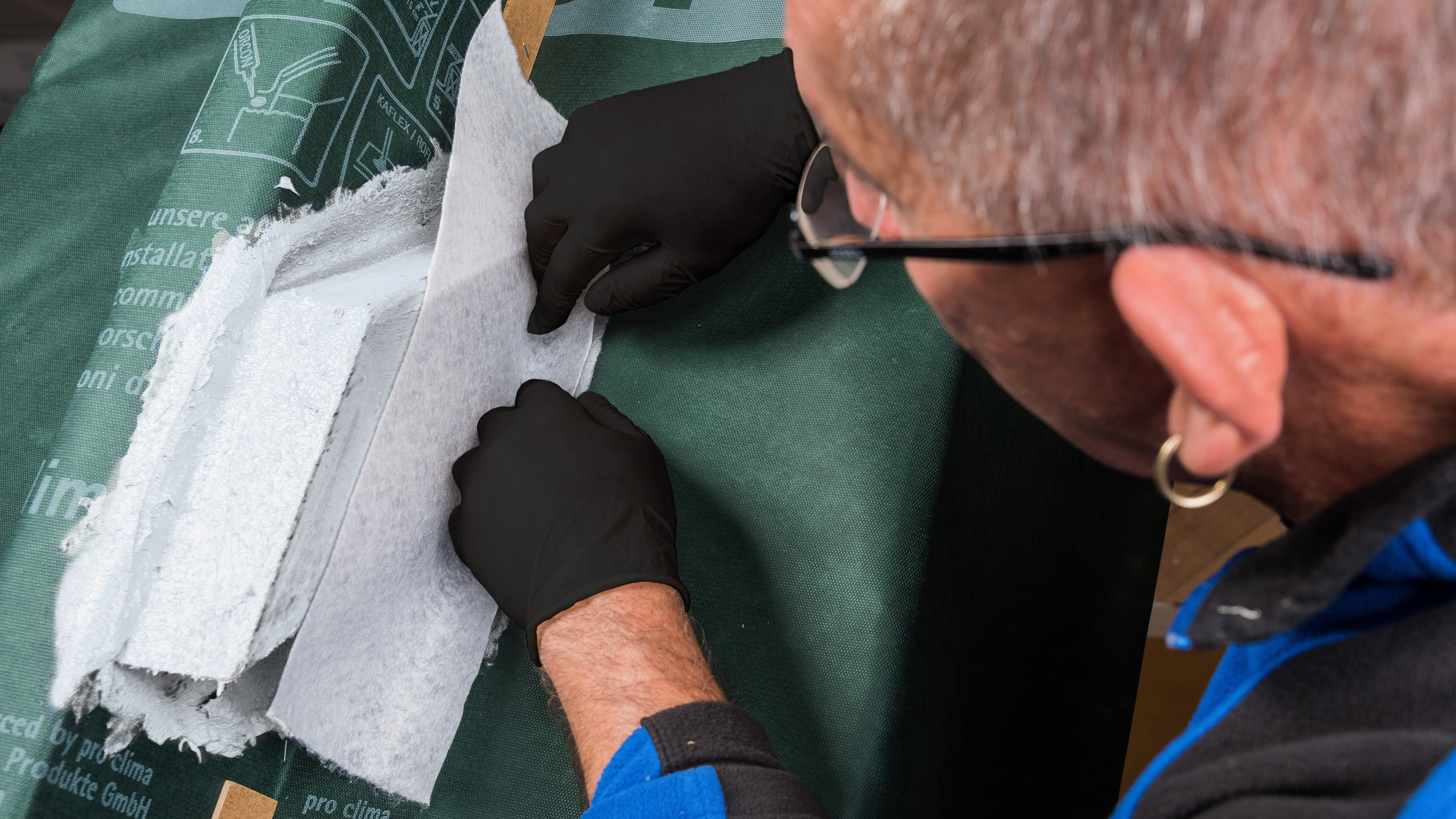 Erste Vlieslage einlegen