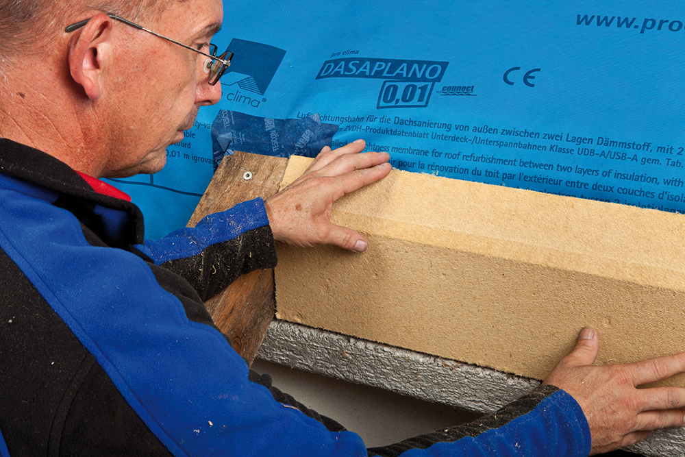 Senkrechte Dämmung einbauen